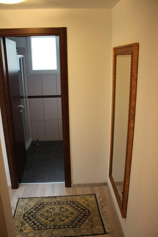 Studio 1 1/2 Contone Luaran gambar