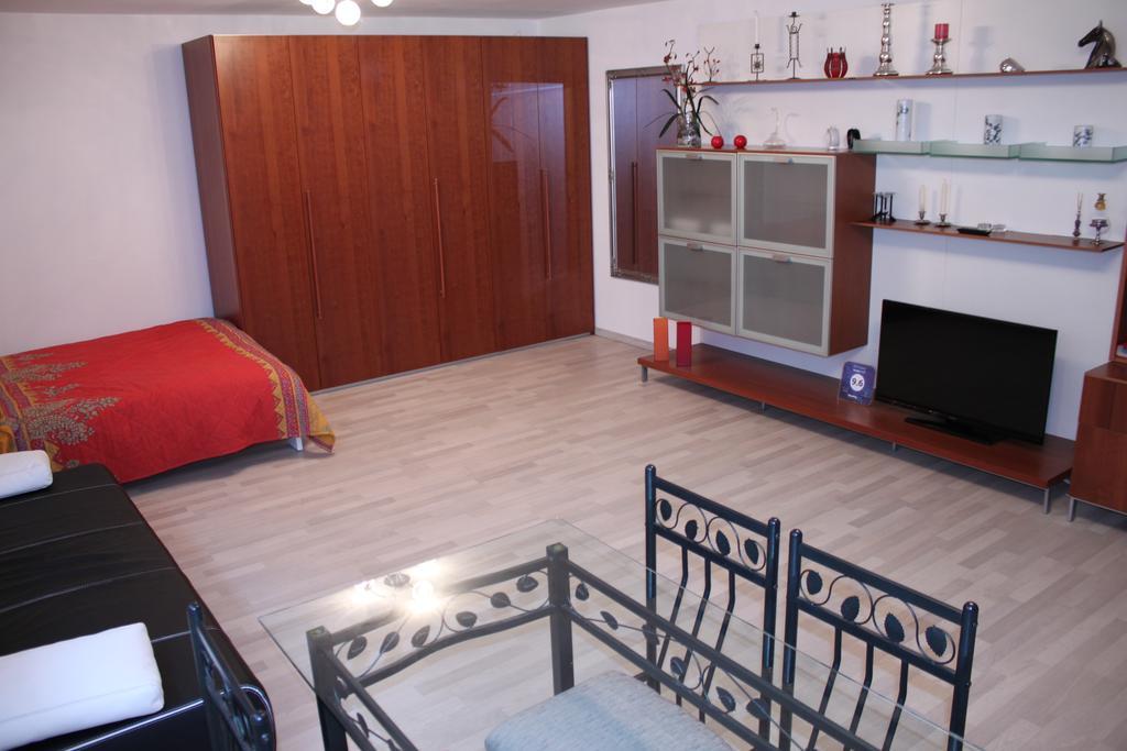 Studio 1 1/2 Contone Luaran gambar